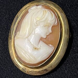 Vintage Victorian Gold filled Cameo Pendant/Brooch - Hand Carved Shell